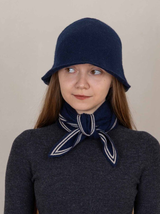 Bronte Spindle-shaped Knitted Cashmere Scarf Navy