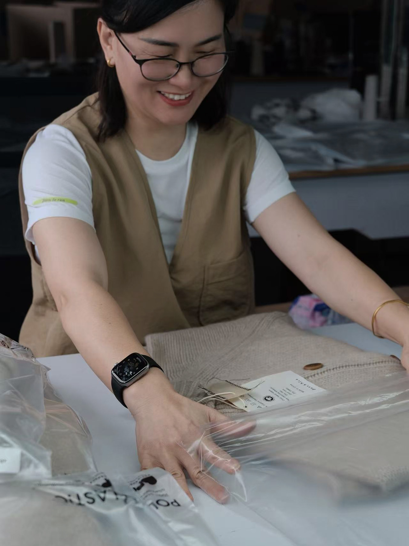 worker packing products